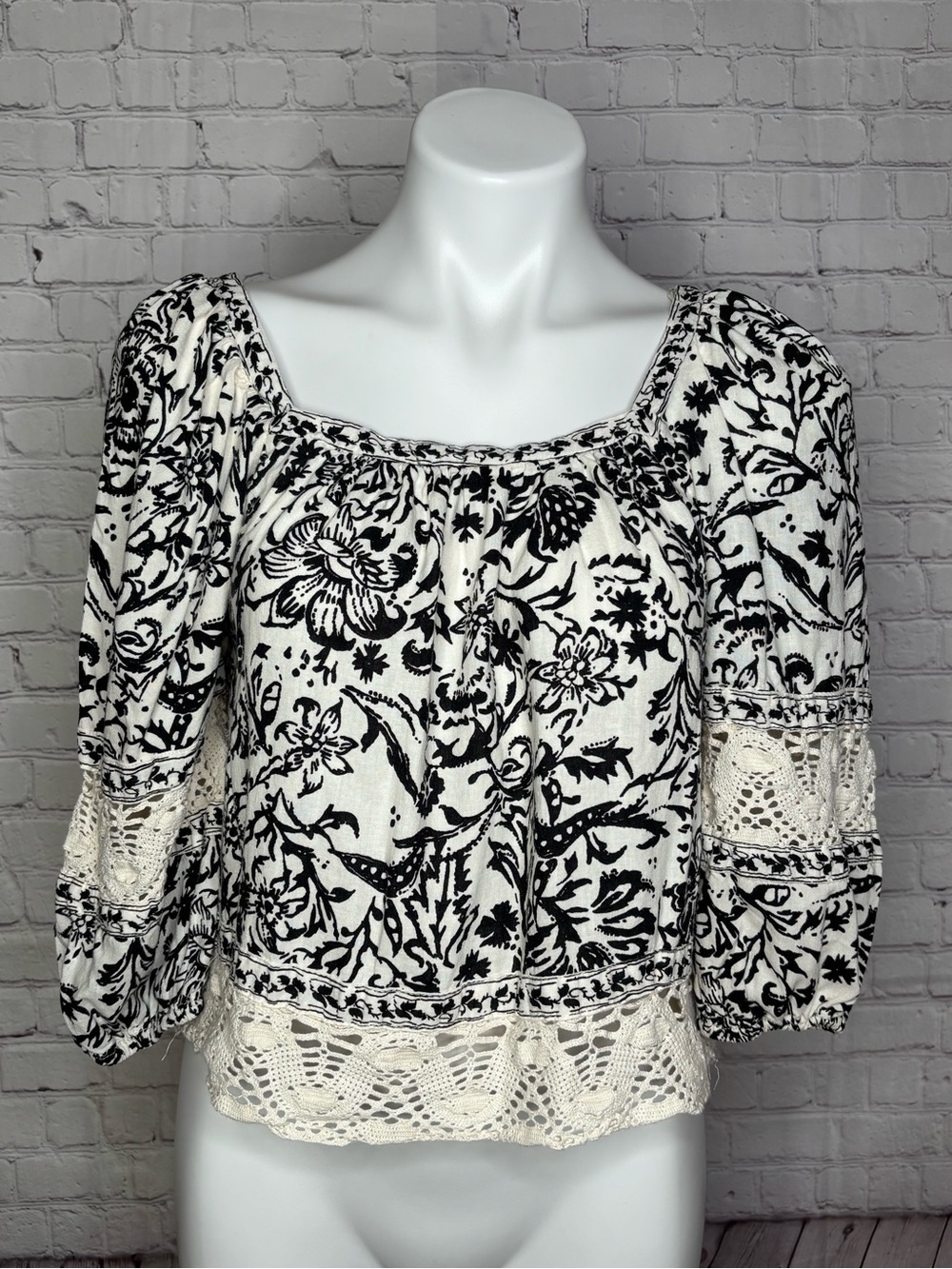 Christian Siriano Cropped Black and Cream Boho Style Linen Top w/ Crochet Size S